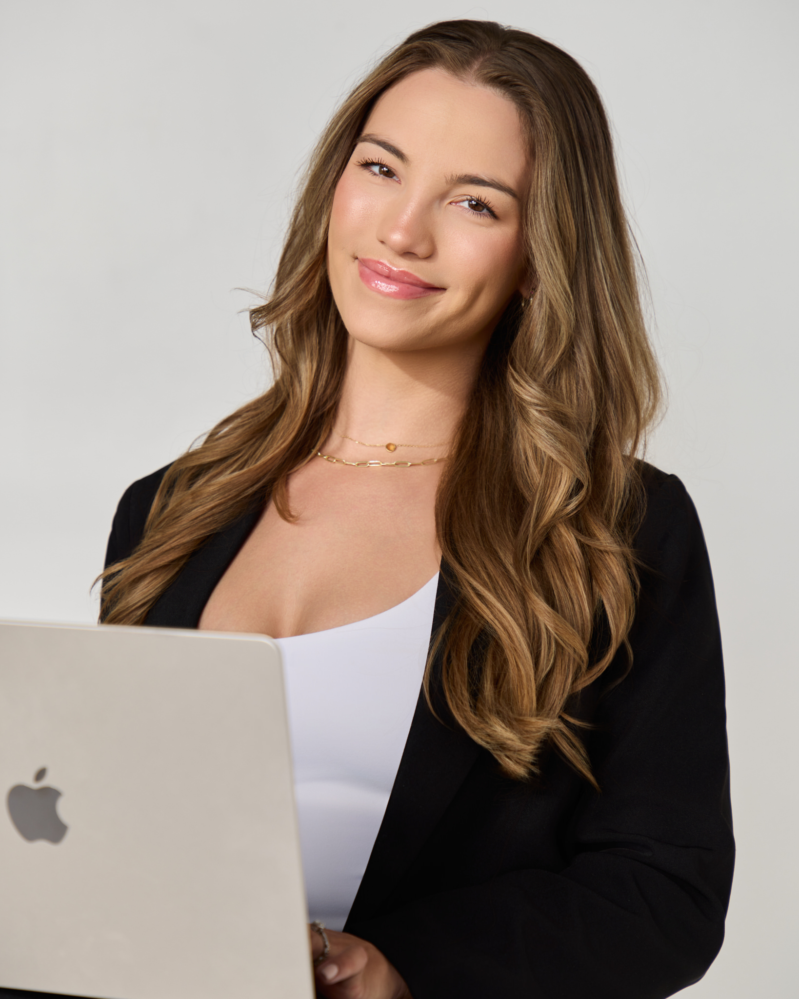 Hannah Smith with laptop